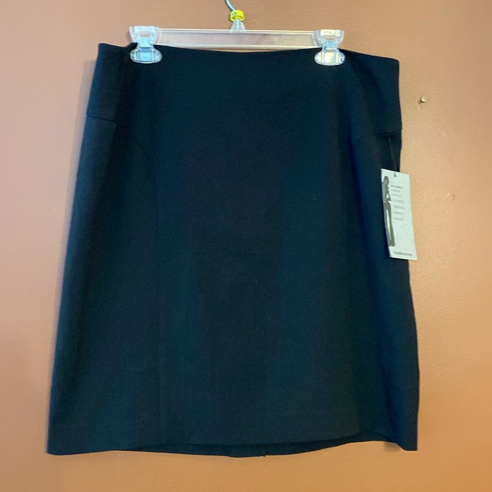 Apt 9 ladies pencil skirt in size 16 in black. Brand new with tags.